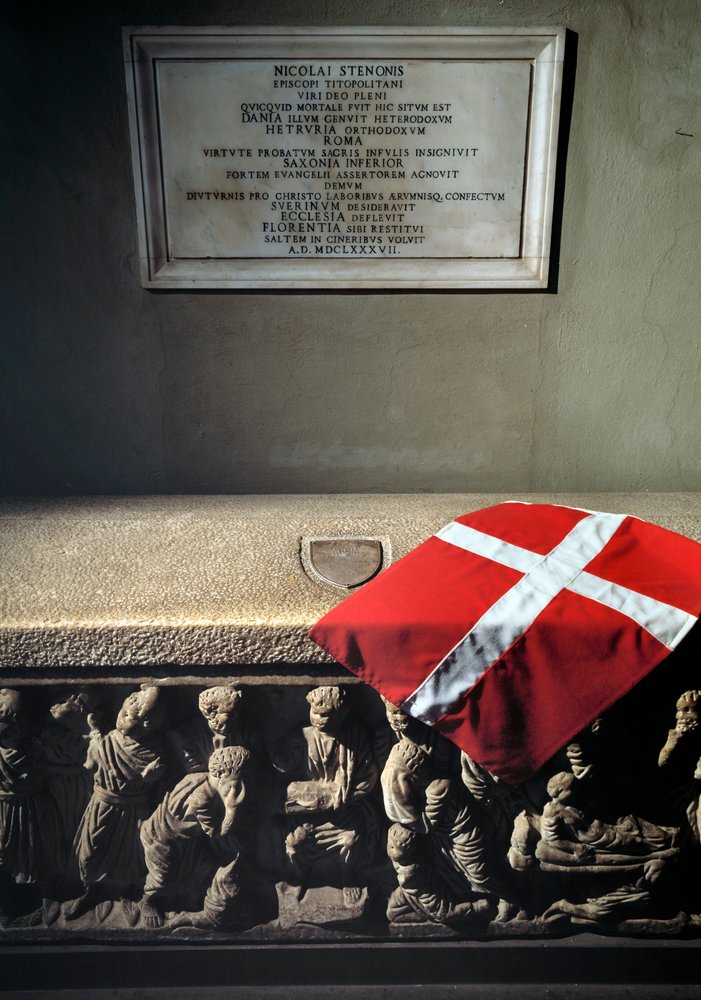 Sarcófago romano usado como tumba de Niccolò Stenone (Niels Stensen o Steensen) (1638-1686) anatomista y geólogo de Roman Roman