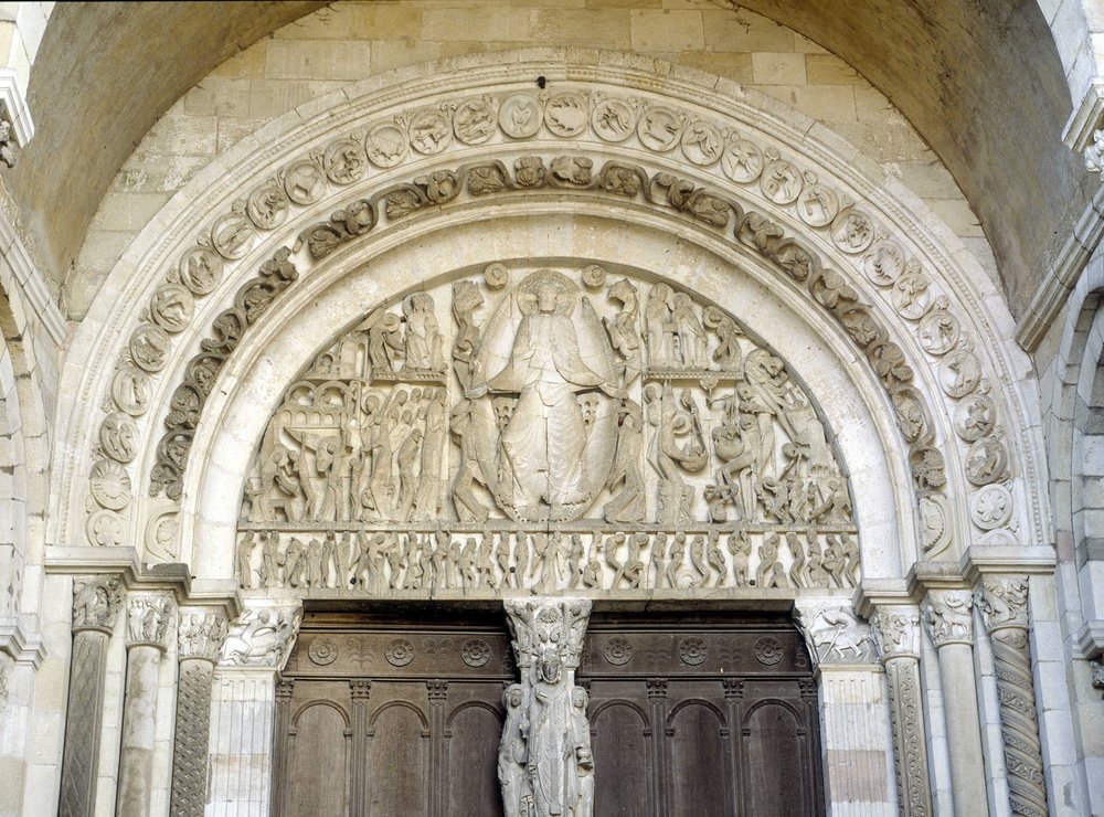 Juicio final, tímpano esculpido de la Catedral de San Lázaro de Autun, arte románico del siglo XIII. Autun, Saona y Loira, Borgoña, Francia. de Romanesque