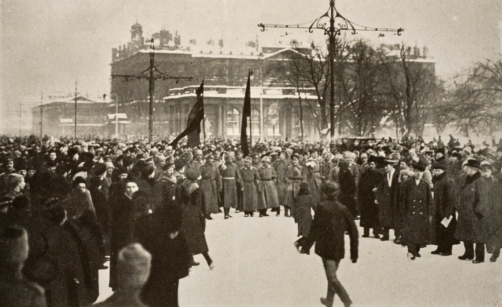 Soldados con banderas rojas liderando una inmensa multitud en la Avenida Nevsky, marzo de 1917 de Russian Photographer