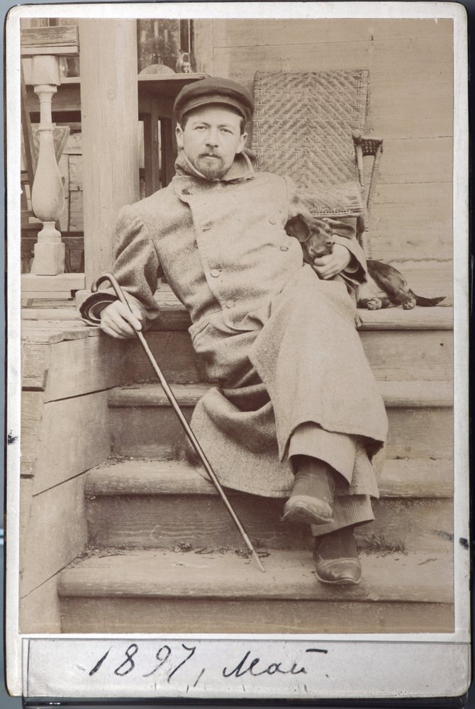 Retrato de Antón Chéjov con su perro Hina en mayo de 1897 en Mélijovo, la finca de Chéjov de Russian Photographer