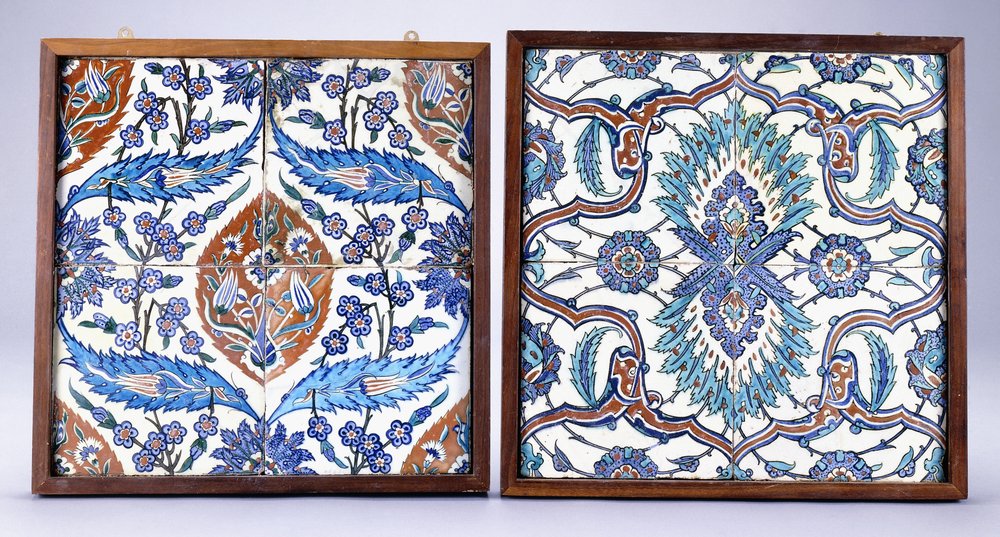 Azulejo de Iznik con flores de ciruelo y tulipanes, c.1570, y un azulejo de Iznik del siglo XVII con palmeta roja y azul dividida de School Turkish
