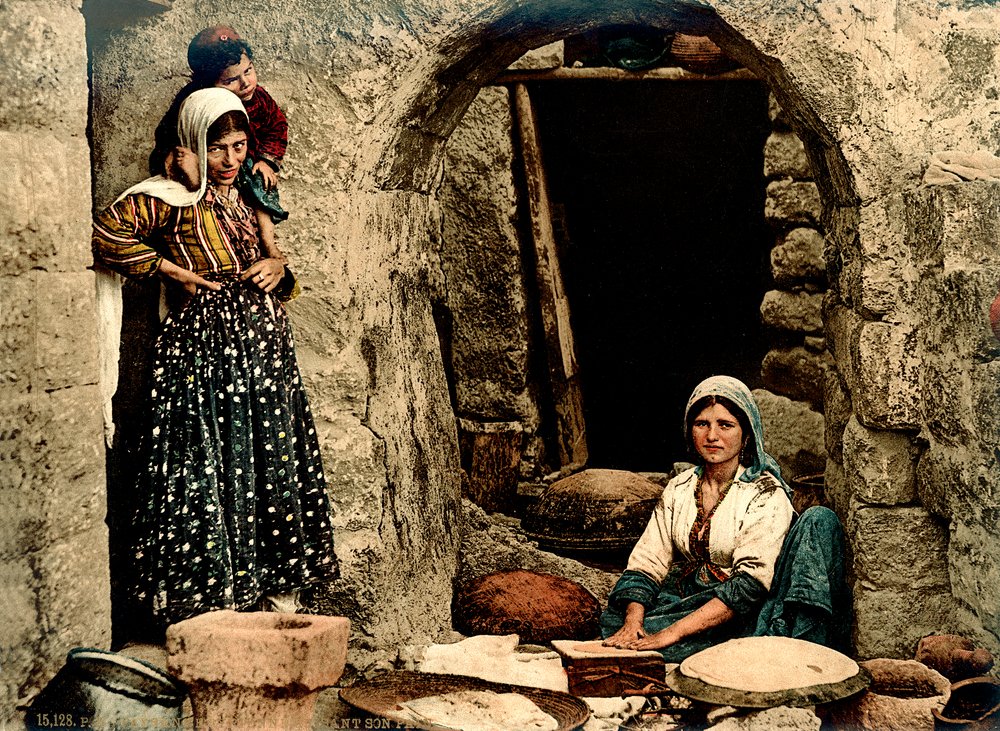 Mujeres libanesas haciendo pan frente a su casa, c.1880-1900 de Swiss Photographer