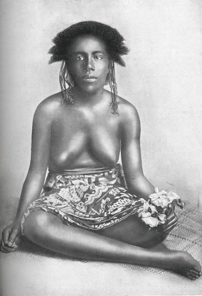 Una mujer de las Islas Salomón con vestido nativo, 1902 de Unbekannt
