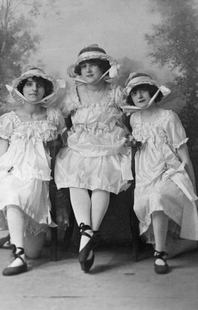Tres mujeres jóvenes, fotografiadas en Gales Studios, principios del siglo XX de Unbekannt