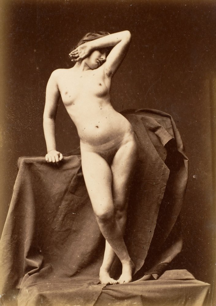 Mujer joven, desnuda, de frente con la mano sobre el rostro, década de 1860 de Unbekannt