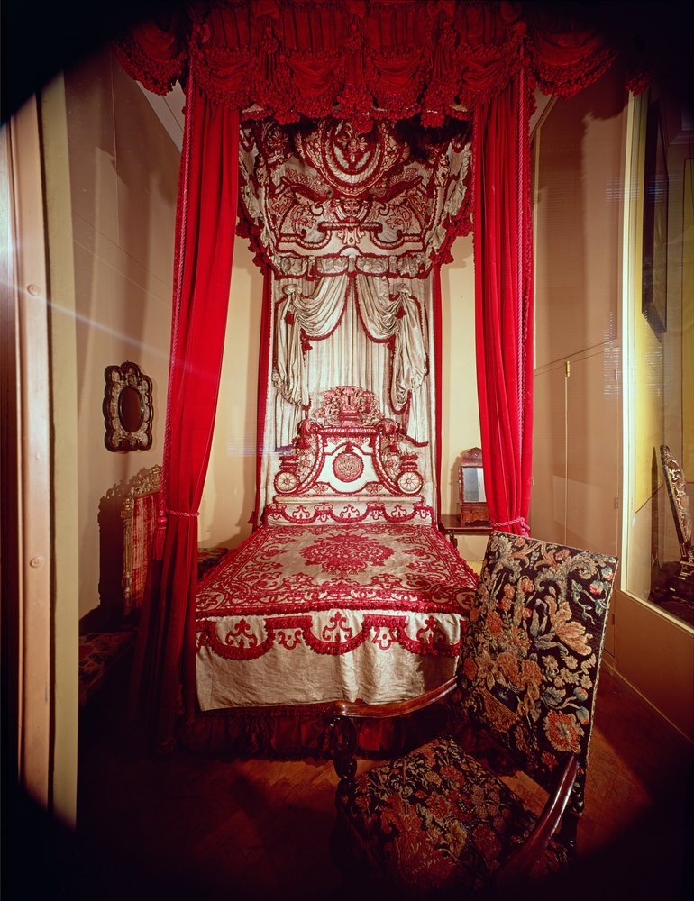 Cama estatal de Melville, c.1700 (pino cubierto con terciopelo de seda de Génova carmesí forrado con damasco de seda china blanca) de Unbekannt Unbekannt
