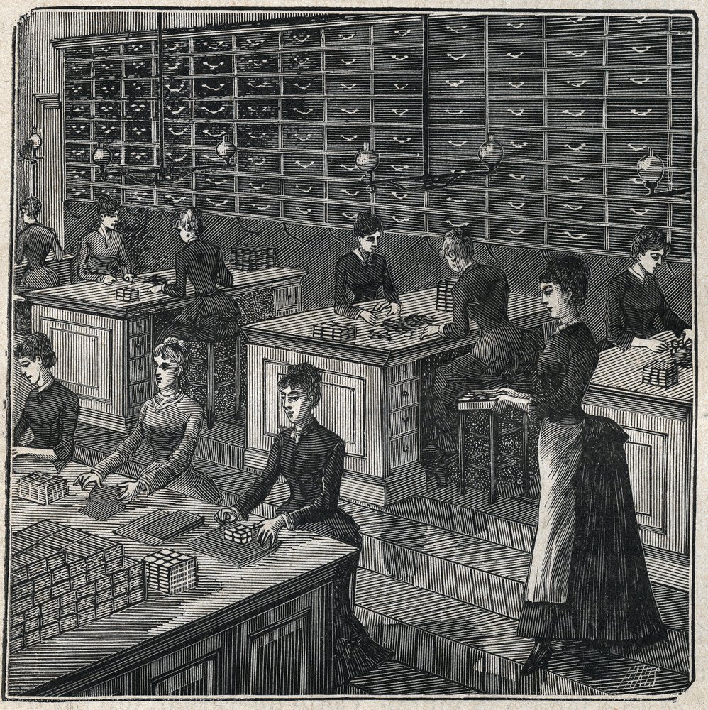 Fabricación de plumas metálicas: clasificación y envoltura de plumas en una fábrica en Francia en el siglo XIX. Grabado de 1885 en “Les arts et metiers illustres” de Adolphe Bitard. de Unknown artist