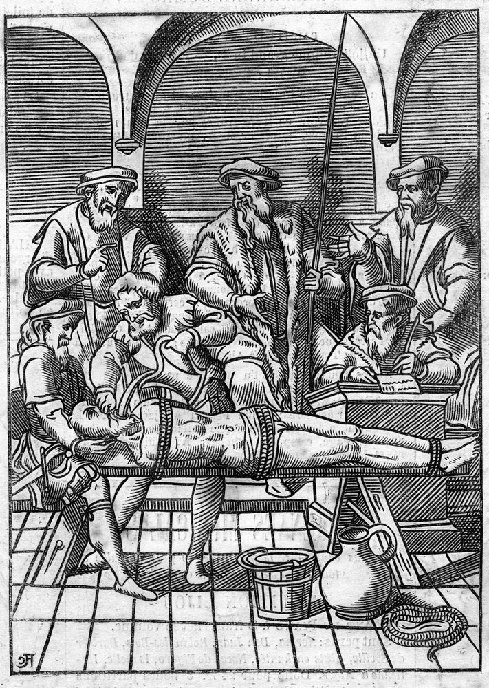 Tortura en la Edad Media: la tortura del agua. Atado con cuerdas, se vierte agua sobre un paño que se introduce hasta el fondo de su garganta. Grabado del siglo XVIII según un grabado de la Edad Media. de Unknown artist