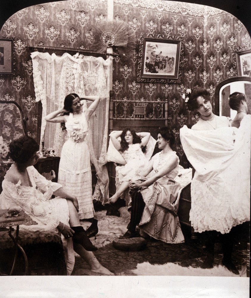 Interior de un burdel a finales del siglo XIX. de Unknown photographer