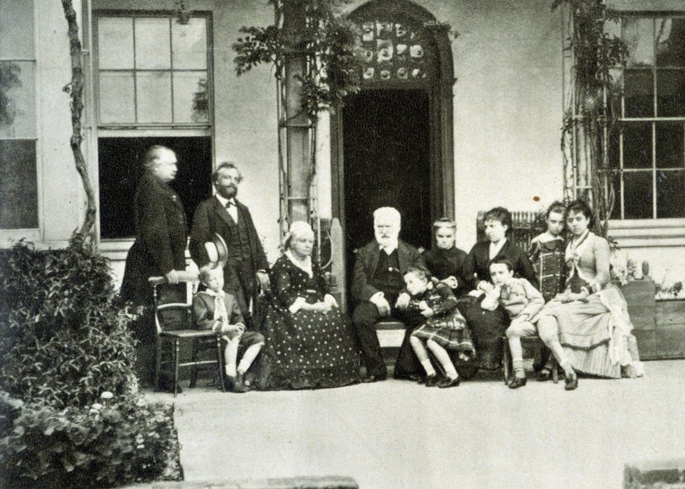 Retrato de Victor Hugo exiliado en Guernsey en 1866 con Juliette Drouet a su derecha de Unknown photographer