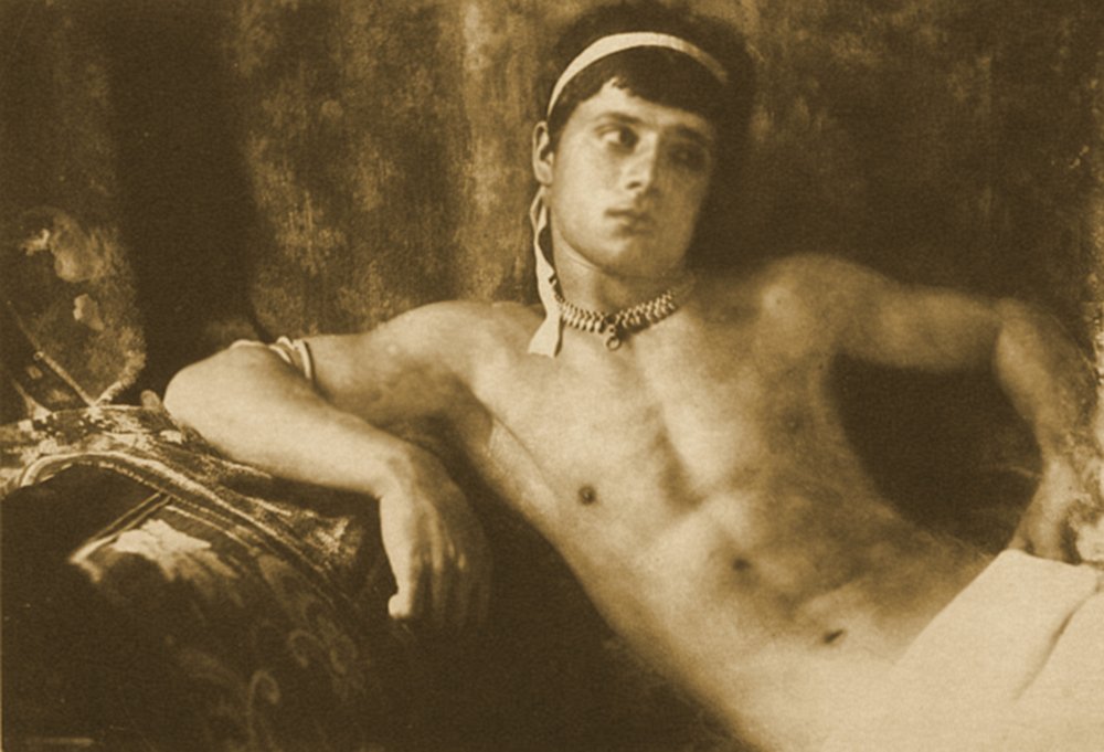 Estudio de un niño reclinado con joyas. c.1899 de Baron Wilhelm von Gloeden