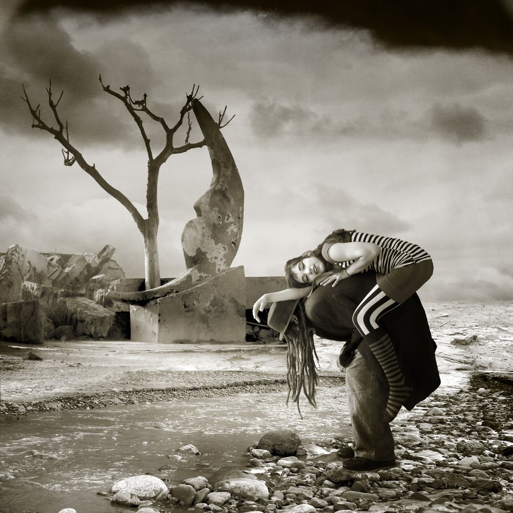 A cuestas por un paisaje surrealista de Alejandra Baci