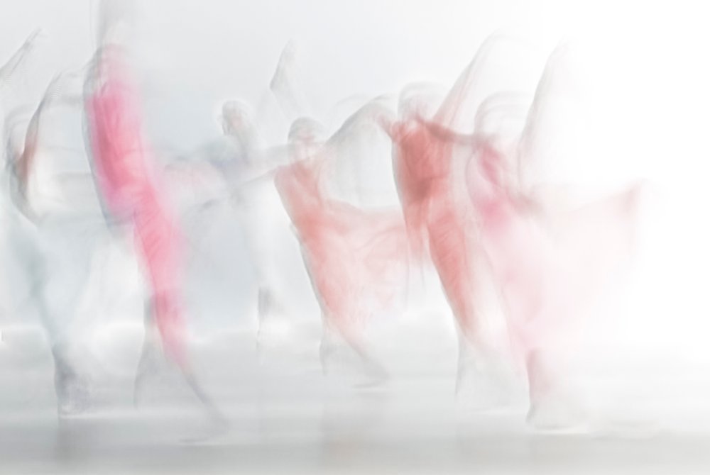 Movimiento de danza abstracta de Ali Saremi