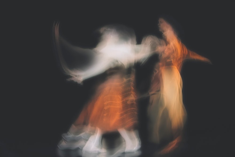 Movimiento de danza etéreo de Ali Saremi