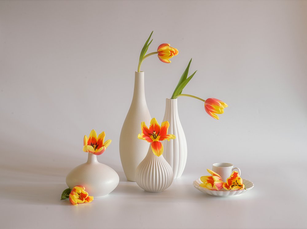 Naturaleza muerta con tulipanes de colores vivos de Alice Sheng