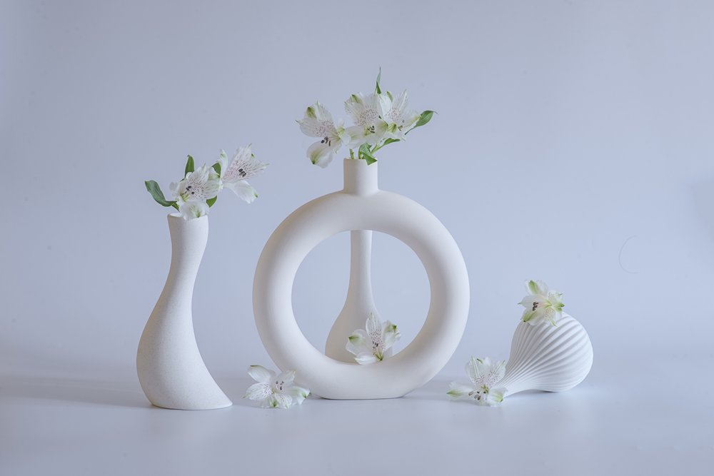 Elegantes jarrones con motivos florales blancos de Alice Sheng