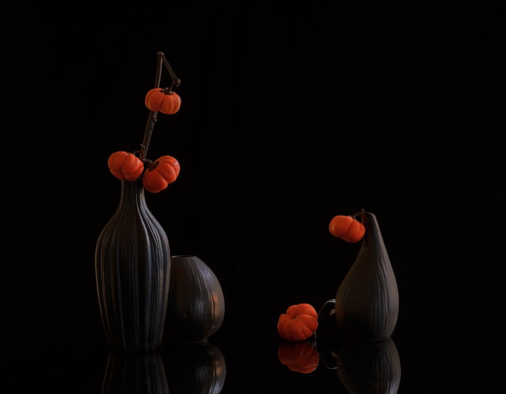 Calabazas naranjas y jarrones oscuros de Alice Sheng