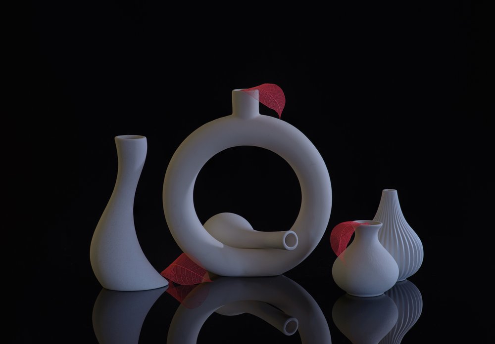 Jarrones blancos esculturales de Alice Sheng