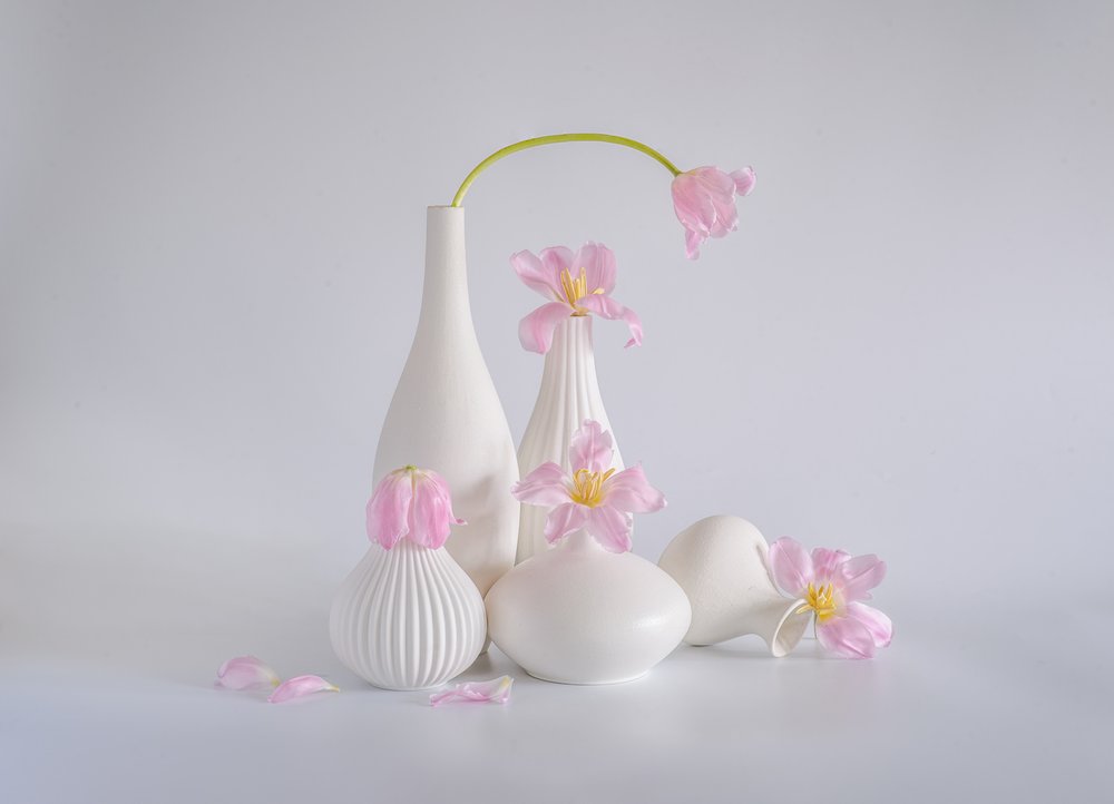 Naturaleza muerta con tulipanes de color rosa pálido de Alice Sheng