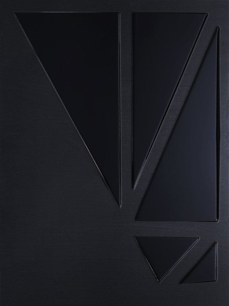 Triángulos geométricos oscuros de Alyson Storms