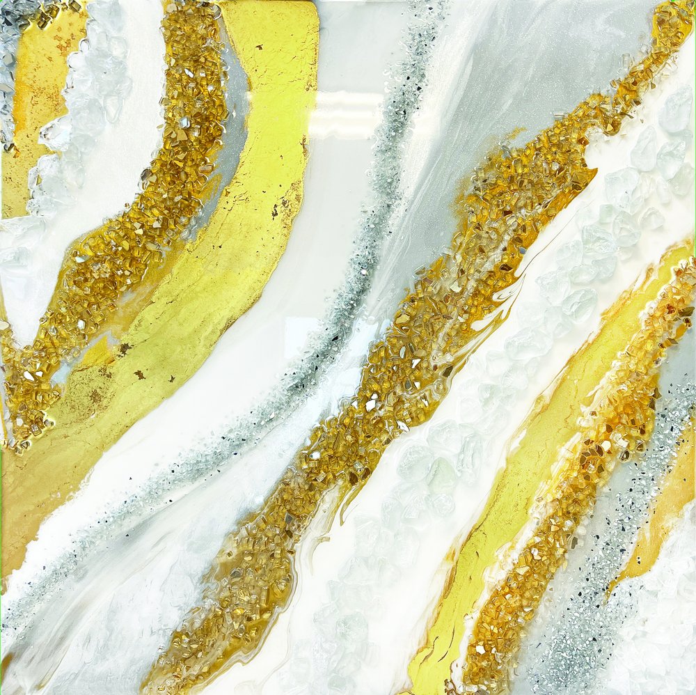 Opulentos remolinos dorados de Alyson Storms