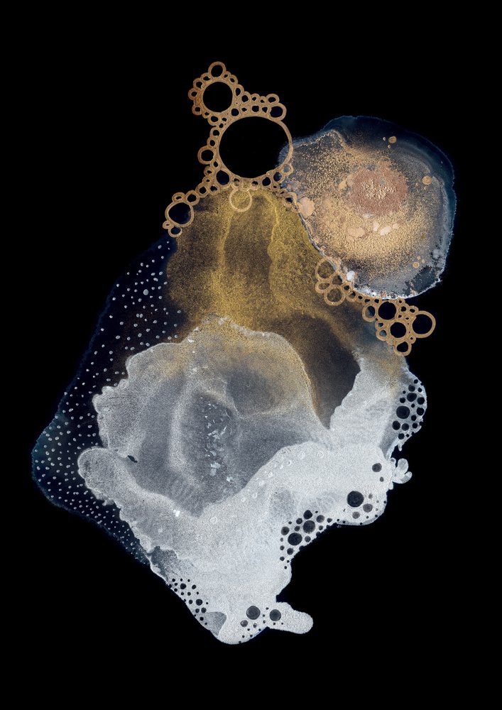 Brillo dorado fluido de Amy Louise Baker