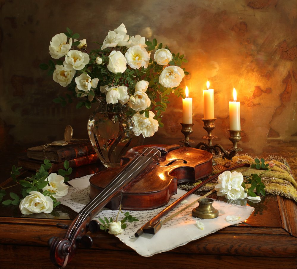 Rosas a la luz de las velas y violín de Andrey Morozov