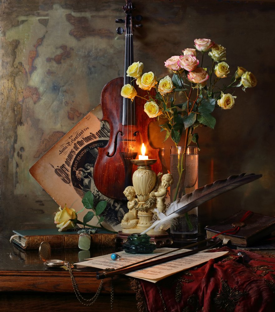 Naturaleza muerta romántica con violín de Andrey Morozov
