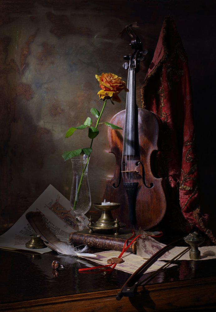 Violín antiguo y rosa de Andrey Morozov