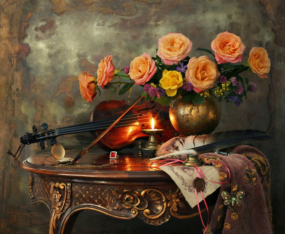 Violín antiguo y rosas de Andrey Morozov