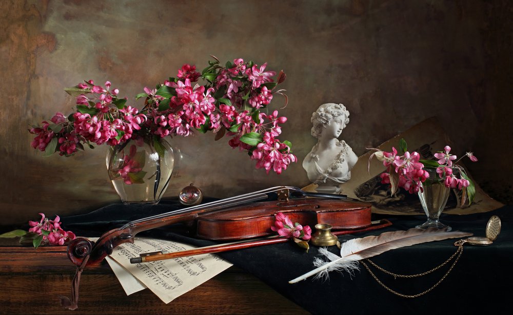 Naturaleza muerta con violín y flores de Andrey Morozov