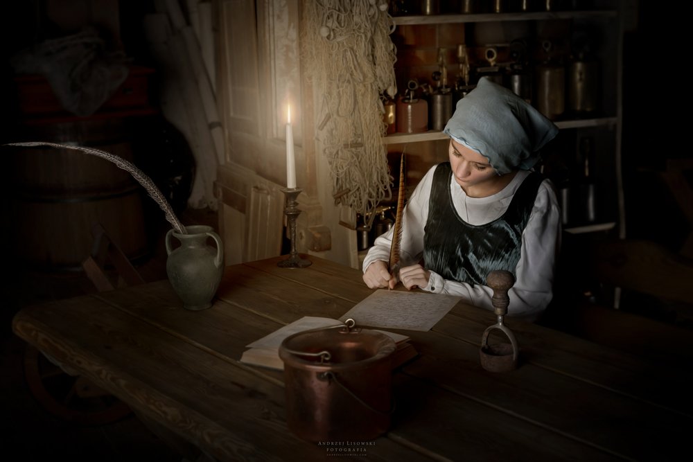 Mujer escribiendo a la luz de una vela de Andrzej Lisowski