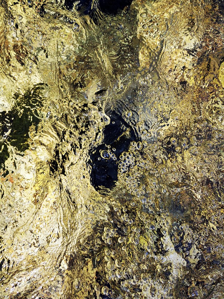 Reflejos dorados en el agua de Angelo Cerantola