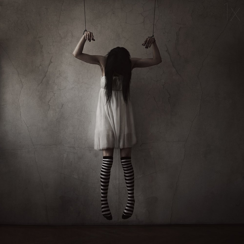 La inquietante niña marioneta de Anja Matko