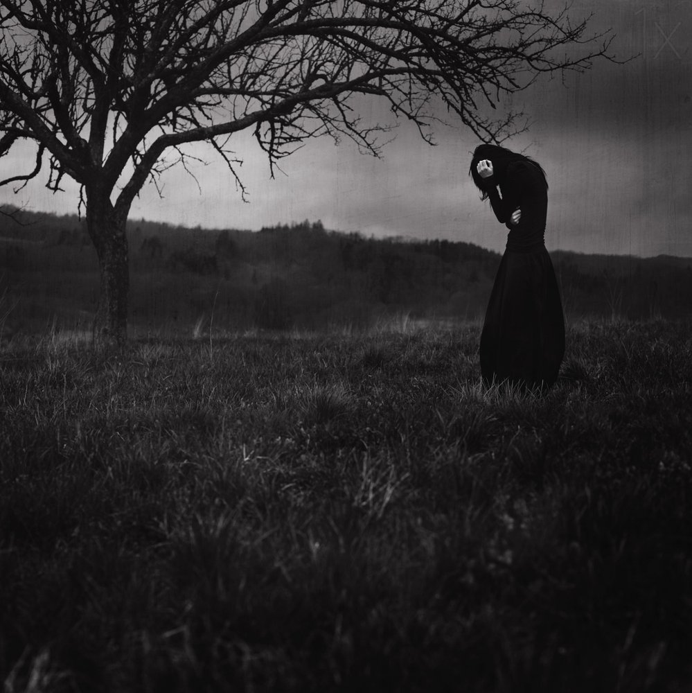 Figura melancólica, paisaje oscuro de Anja Matko