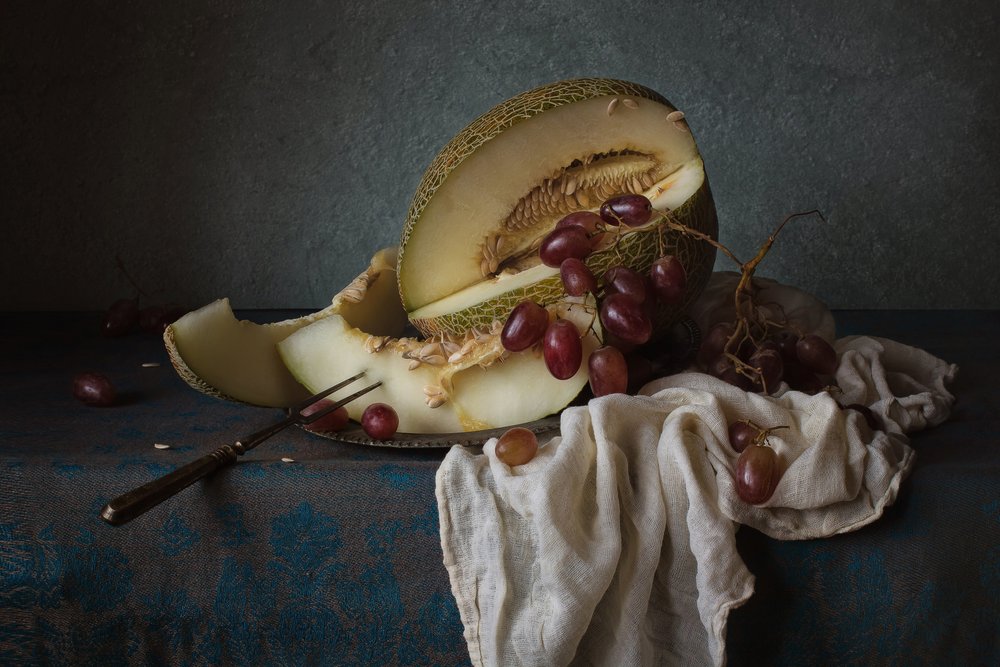 Naturaleza muerta con frutas oscuras de Anna Petina