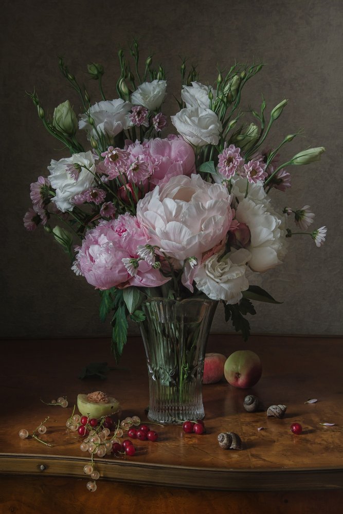 Peonías y frutas de verano de Anna Petina