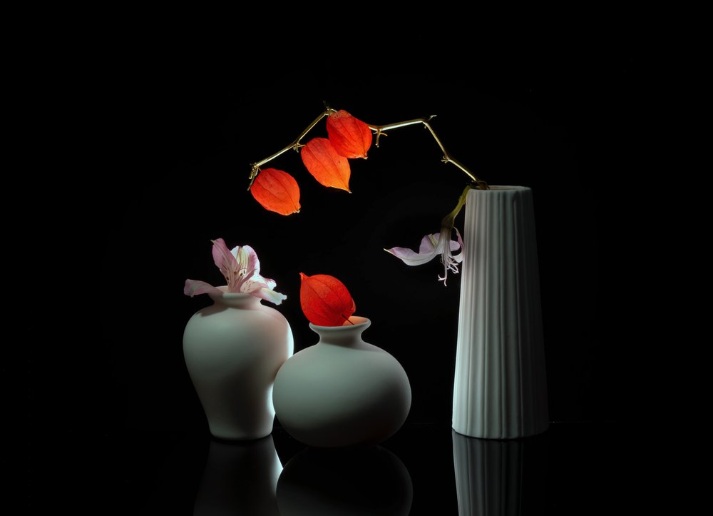 Elegante bodegón floral de Anna Qu
