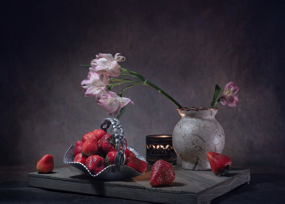 Naturaleza muerta rústica con fresas de Anna Qu