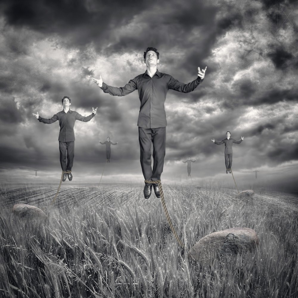 Hombres levitando bajo un cielo tormentoso de Baden Bowen