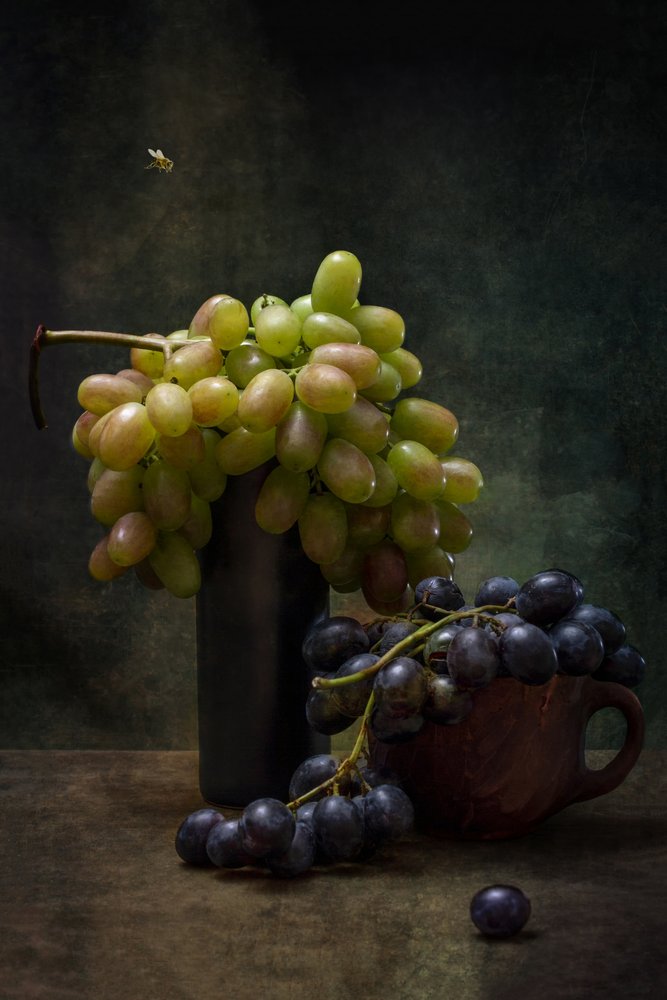 Uvas negras y abeja de Brig Barkow