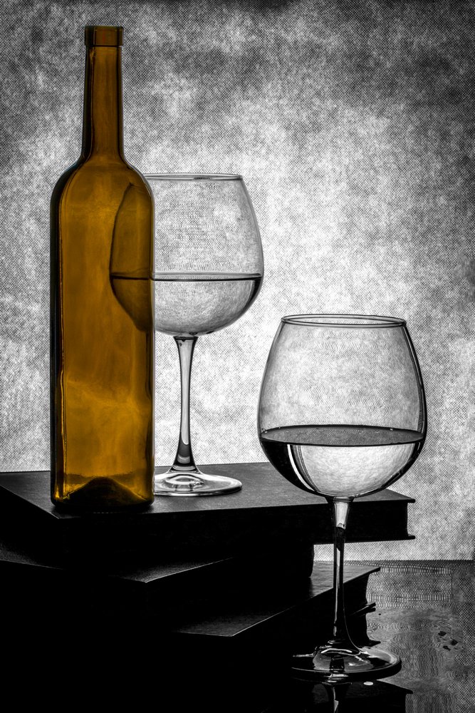 Bodegón con botella dorada de Brig Barkow