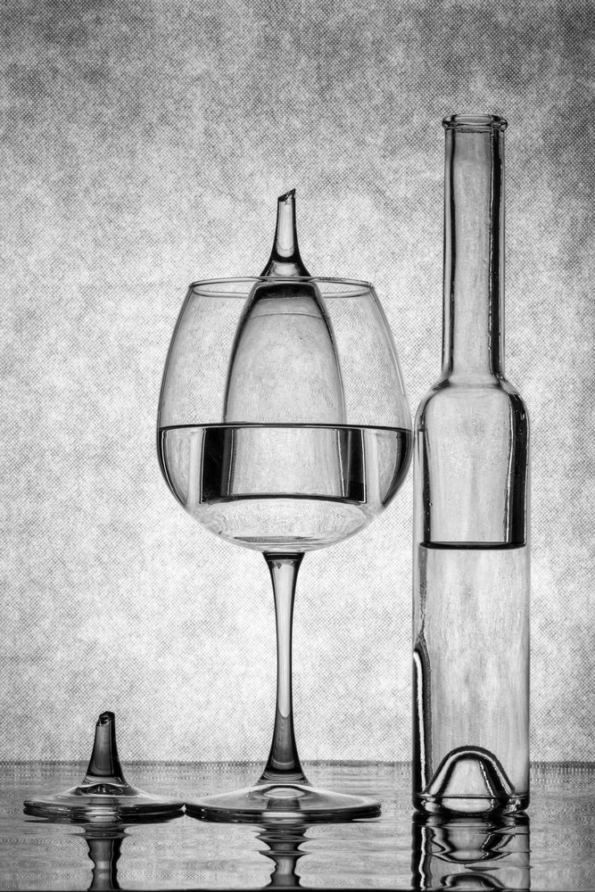 Bodegón monocromático con vidrio de Brig Barkow