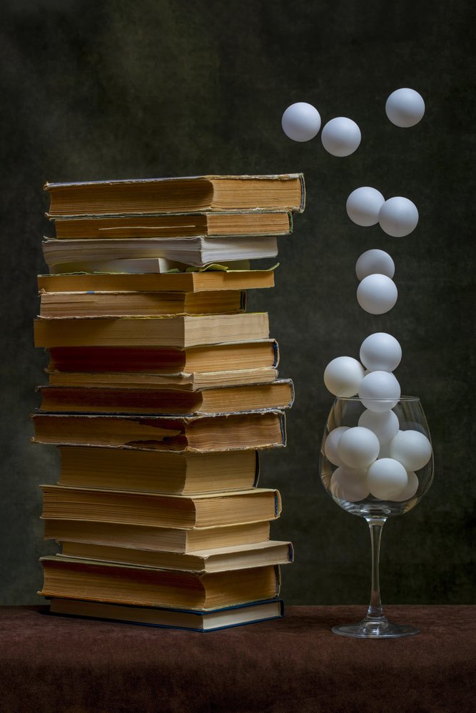 Libros antiguos y esferas flotantes de Brig Barkow