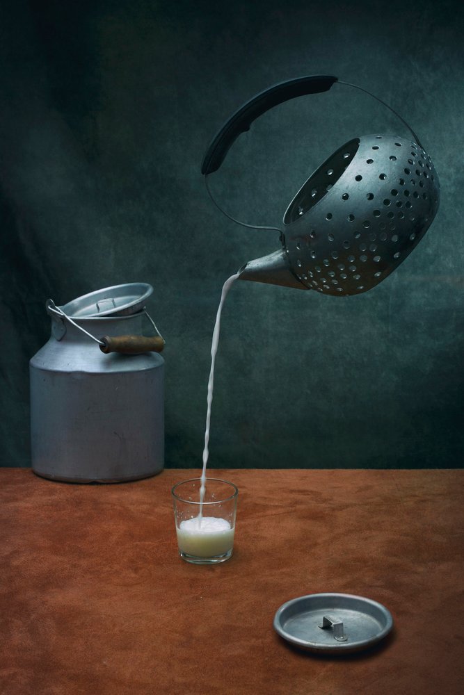 Vertido surrealista de leche de Brig Barkow