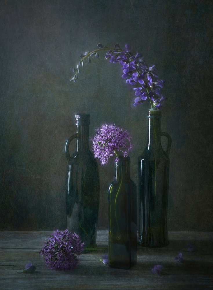 Botellas con motivos florales de Moody de Catherine Wang