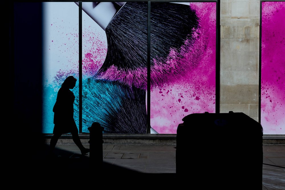 Silueta de una ciudad llena de color de Chris Hamilton