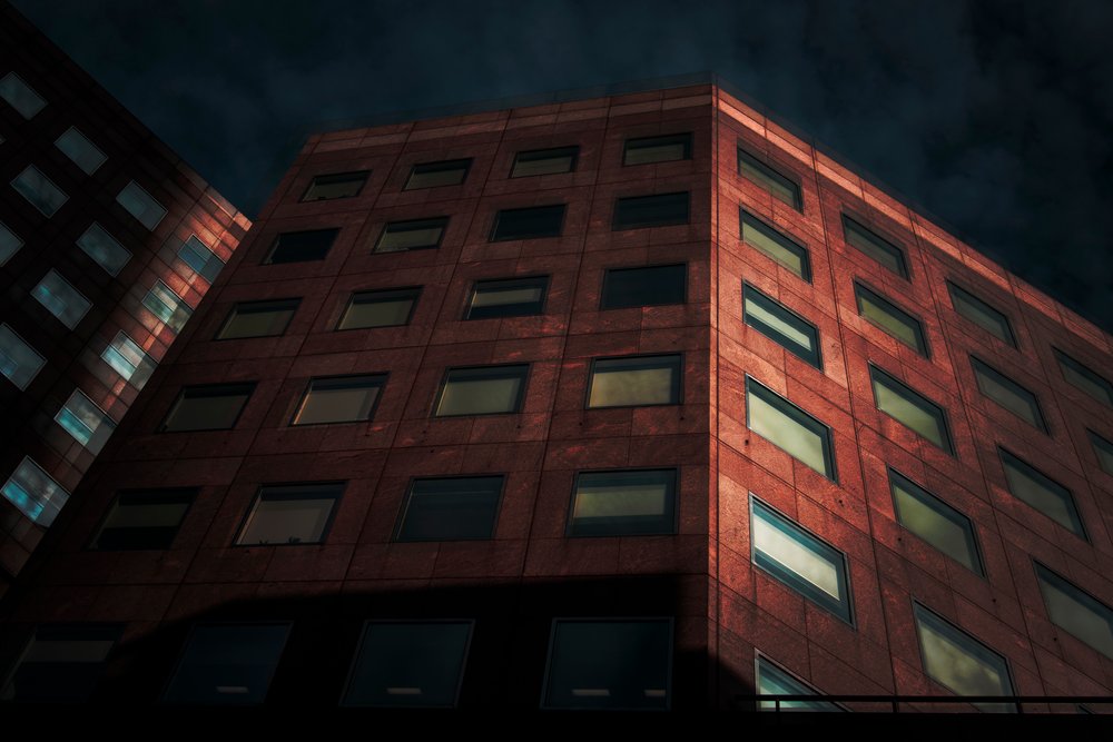 Arquitectura moderna oscura de Chris Hamilton
