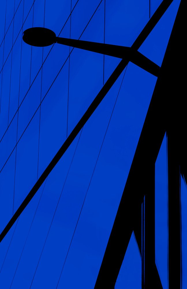 Silueta azul eléctrico de Chris Hamilton