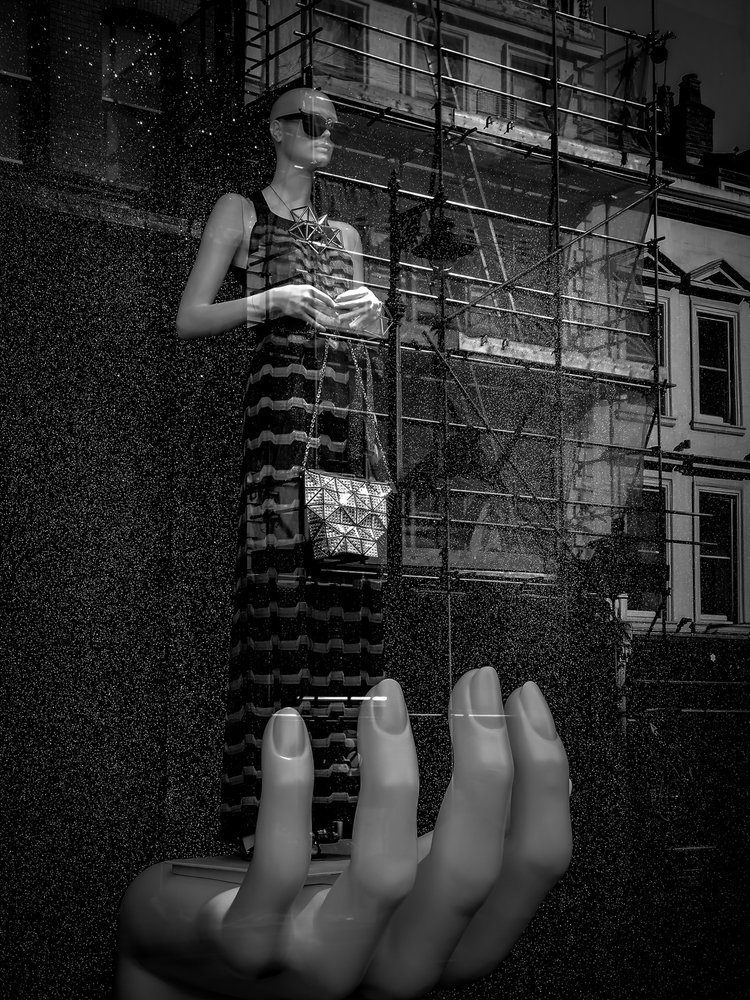 Reflejo de la mano de un maniquí de Chris Hamilton